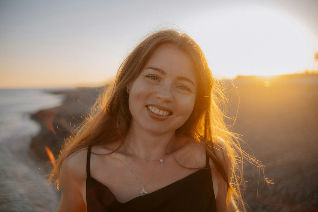 Portrait of a smiling woman with shoulder-length hair